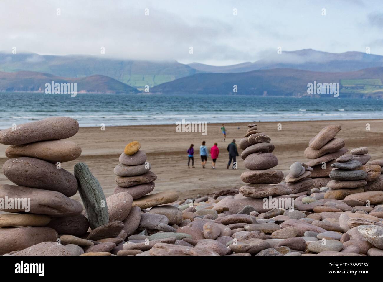 Zen rockt Strand an der Westküste Irlands, Familienspaziergänge am Strand in der Ferne Stockfoto