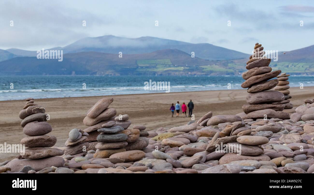 Zen rockt Strand an der Westküste Irlands, Familienspaziergänge am Strand in der Ferne Stockfoto