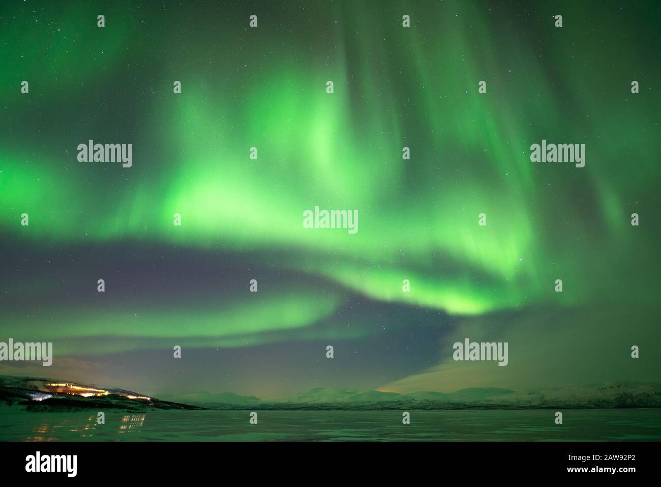 Nordlichter über Abisko, tiefgefrorener See, Schnee und polare Temperaturen im schwedischen Lappland Stockfoto