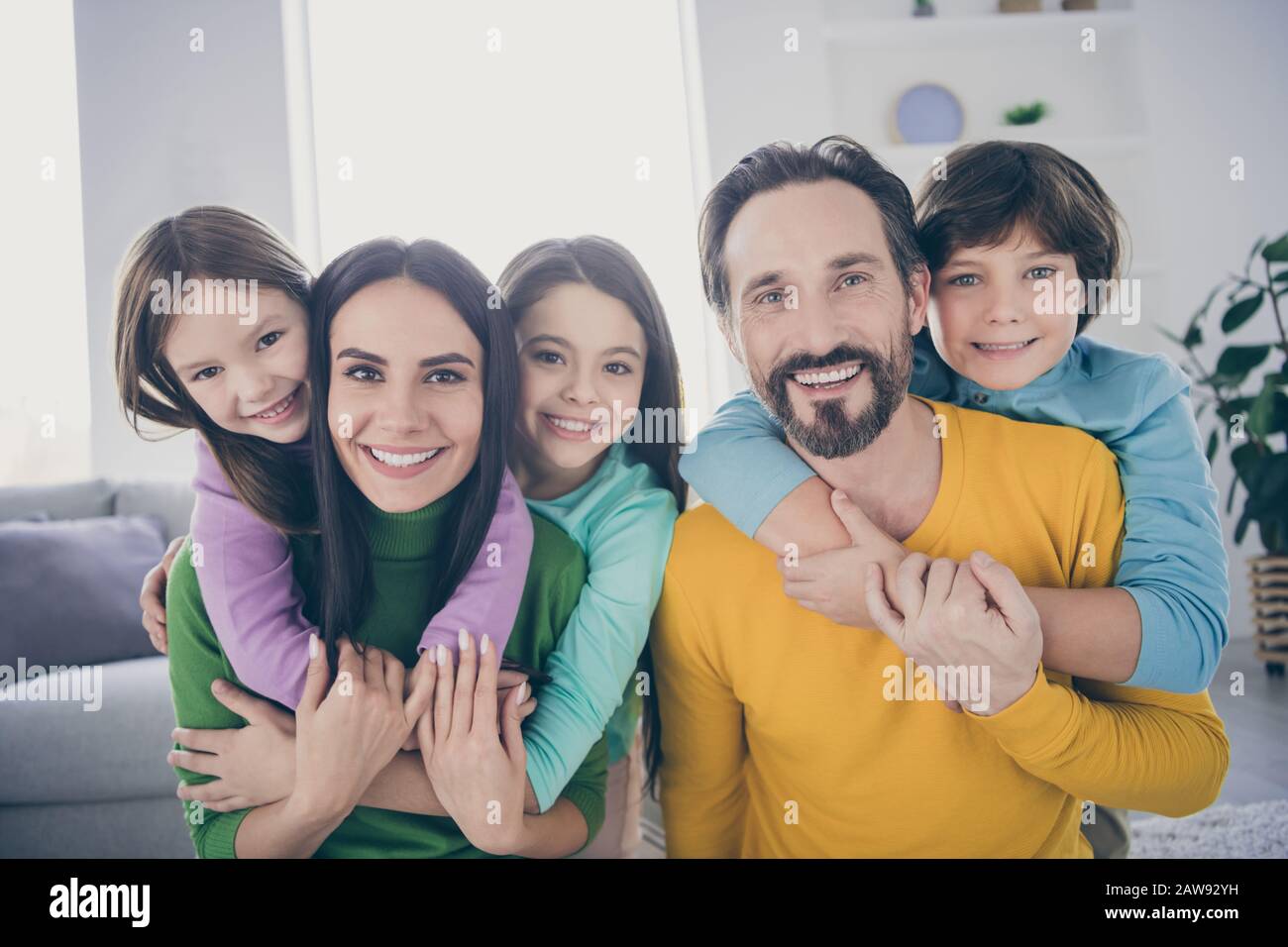 Nahaufnahme des hübschen, charmanten idyllischen, idealen, freundlichen, fröhlichen Familienangehörigen drei Kinder vor dem Teenager-Kind, die meinen Papa umarmen Stockfoto