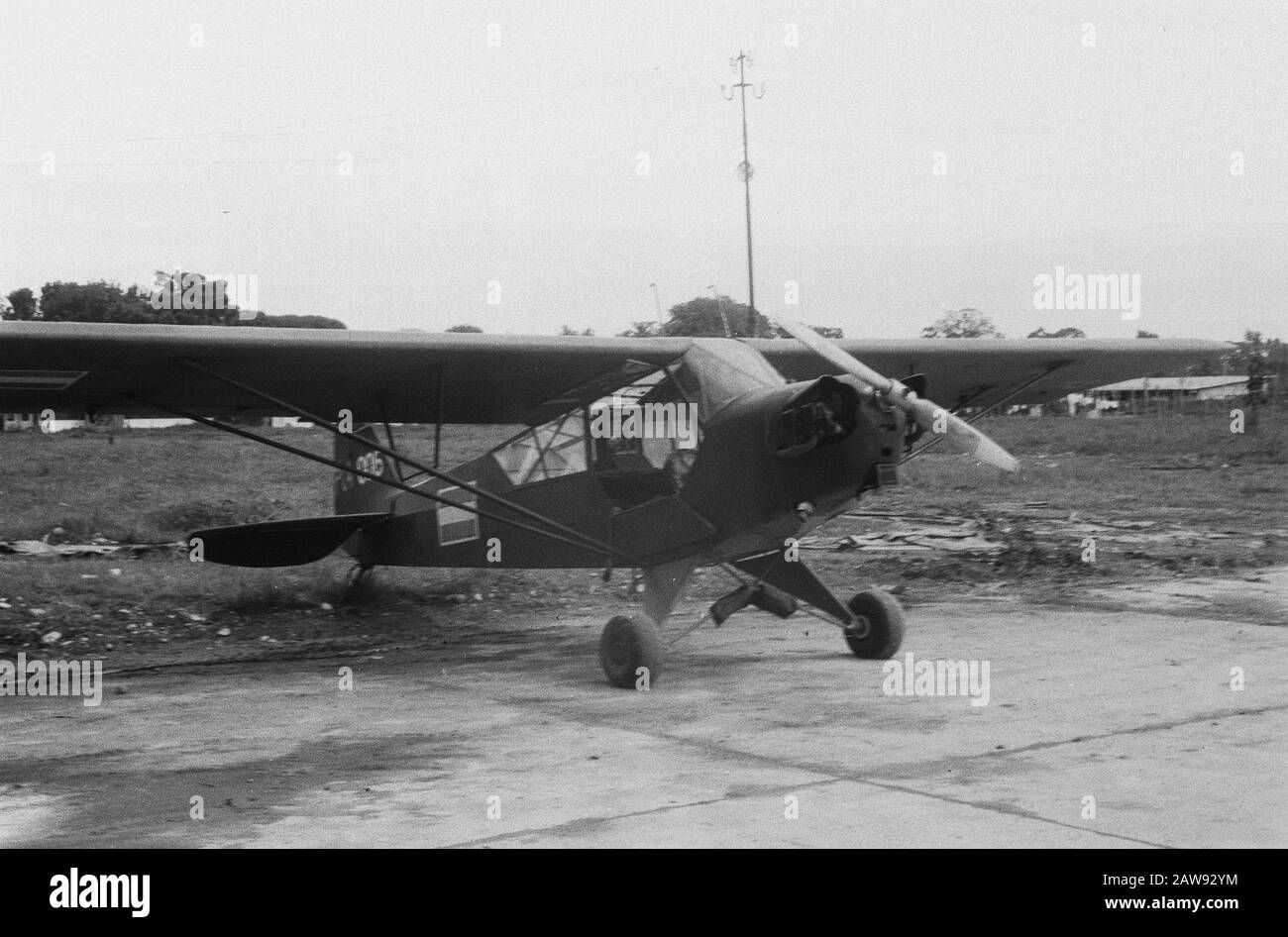 Piper Cub L-4J Grasshopper Aufklärungsflugzeug Military Aviation KNIL Anmerkung: Registrierung: PC4-006. Dieses Flugzeug wurde im Juli in die Nummer R-306 und 1950 in die indonesische Luftwaffe (AURIS) übertragen Datum: 1946 Standort: Indonesien Niederländisches Ostindien Stockfoto