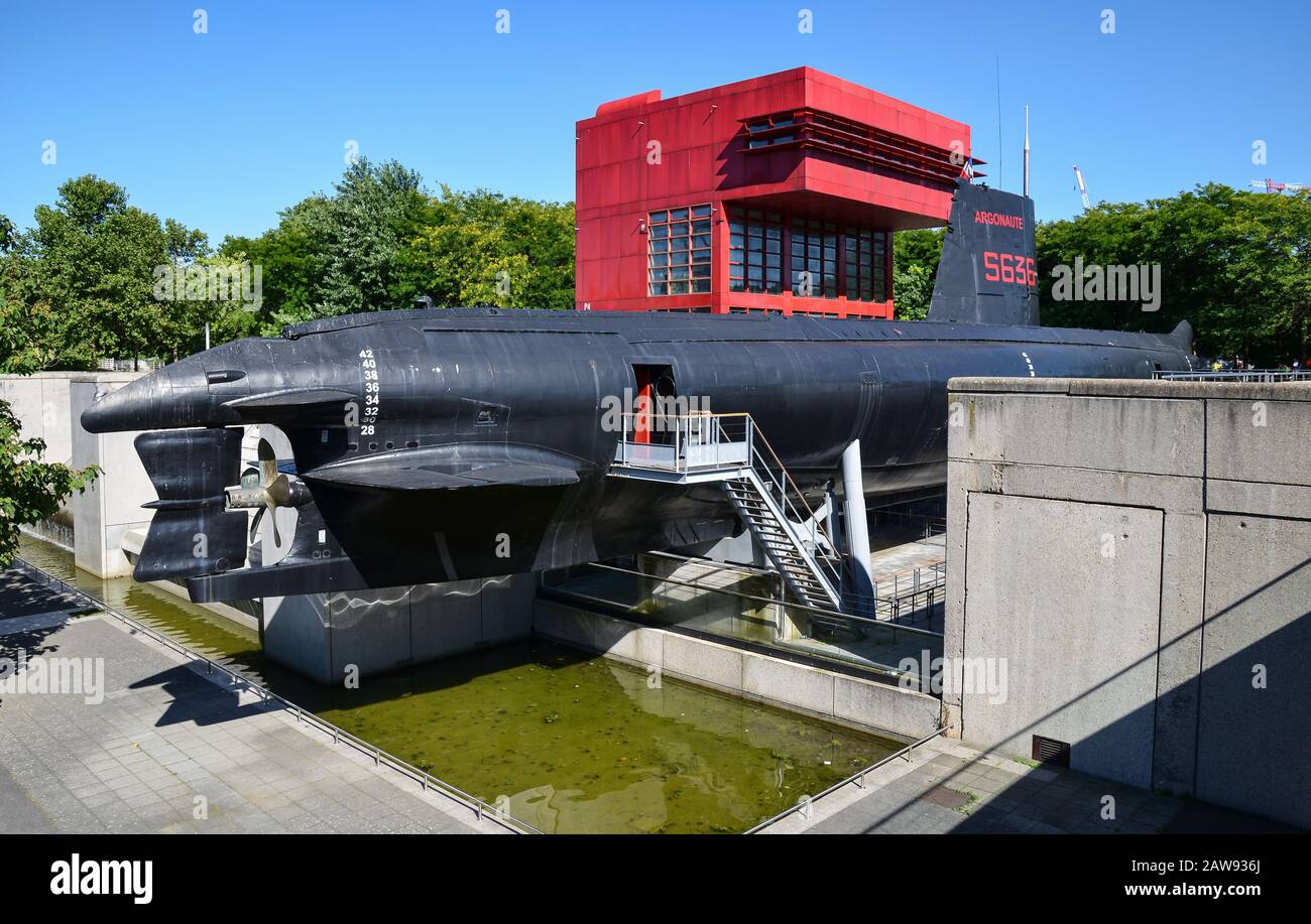 Paris, FRANKREICH - 1. AUGUST 2013: U-Boot der französischen Marine Argonaute (S636) im Parc de la Villette in Paris, umgebaut zum Museumsschiff. Stockfoto