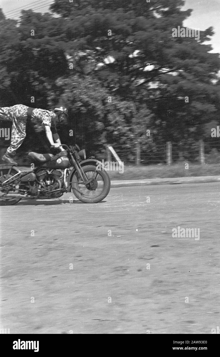 Versandreiter. Daemons Trie Skills Motorrad Fahrt Datum: 1947 Ort: Indonesien Niederländische Ostinseln Stockfoto