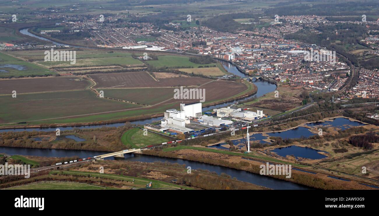 Luftaufnahme der Kerry Foods Fabrik mit der Skyline der Stadt Gainsborough im Hintergrund Stockfoto