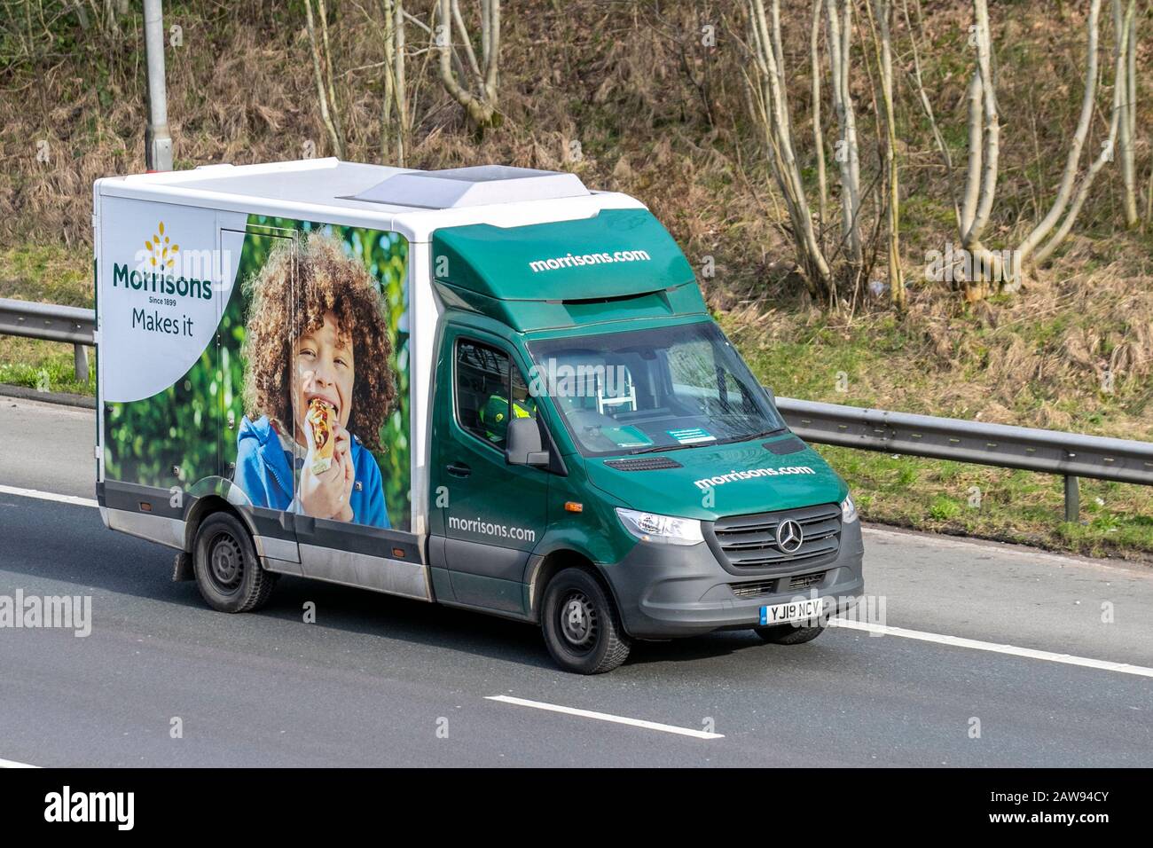 Morrisons van Livery Online-Shopping-Lebensmittelfahrzeug; Transportfracht, Schwere Lieferwagen für den Lebensmitteltransport auf der M61 in Manchester, Großbritannien Stockfoto