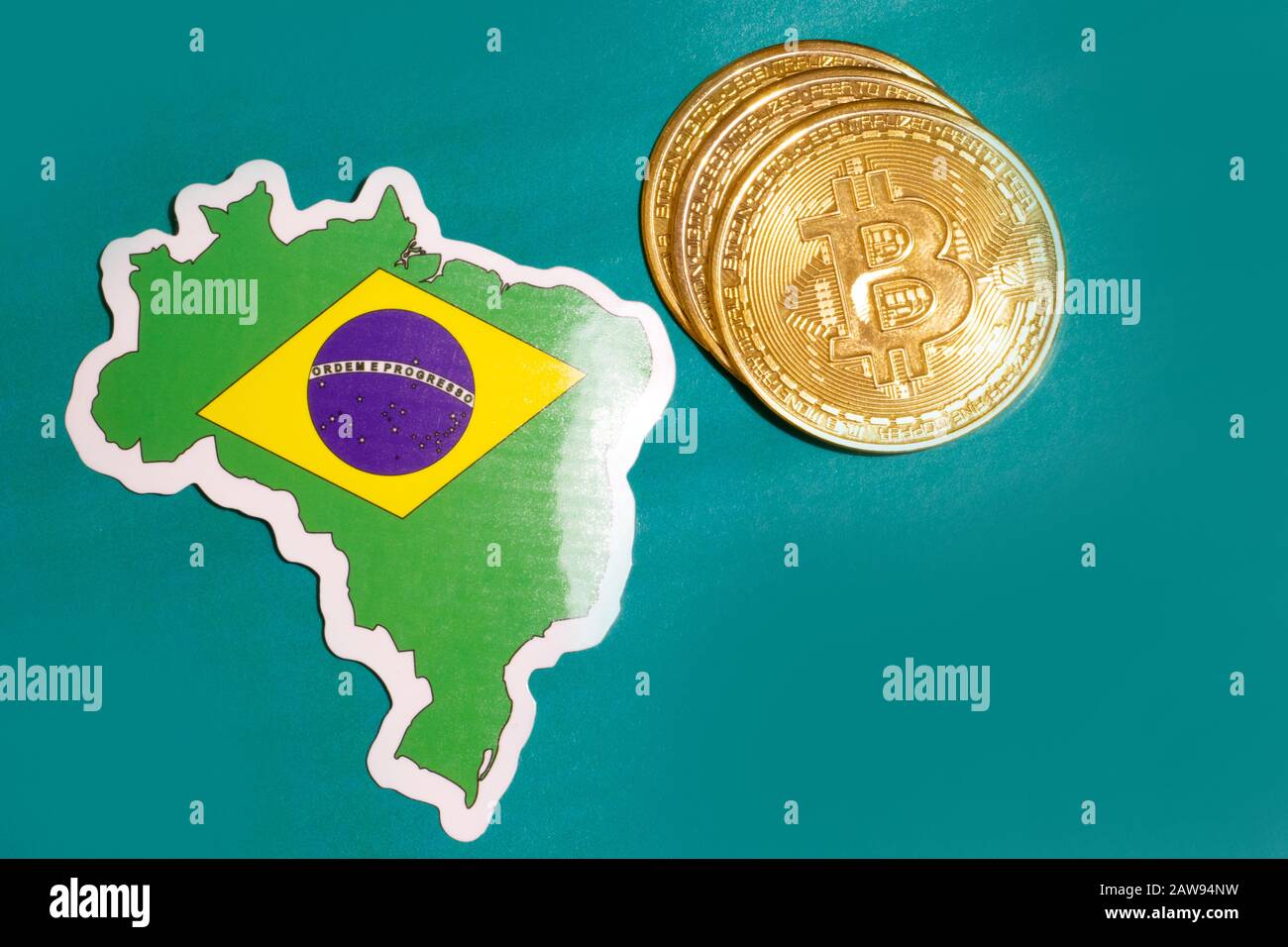 Brasilien-Fahne mit Bitcoin-Wohnung zur Veranschaulichung. Cryptocurrency btc-Rechtskonzept Stockfoto
