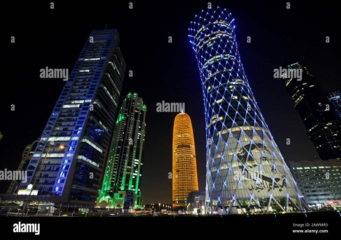 Die Wolkenkratzer im Distrikt von Doha West Bay bei Nacht, Katar Stockfoto