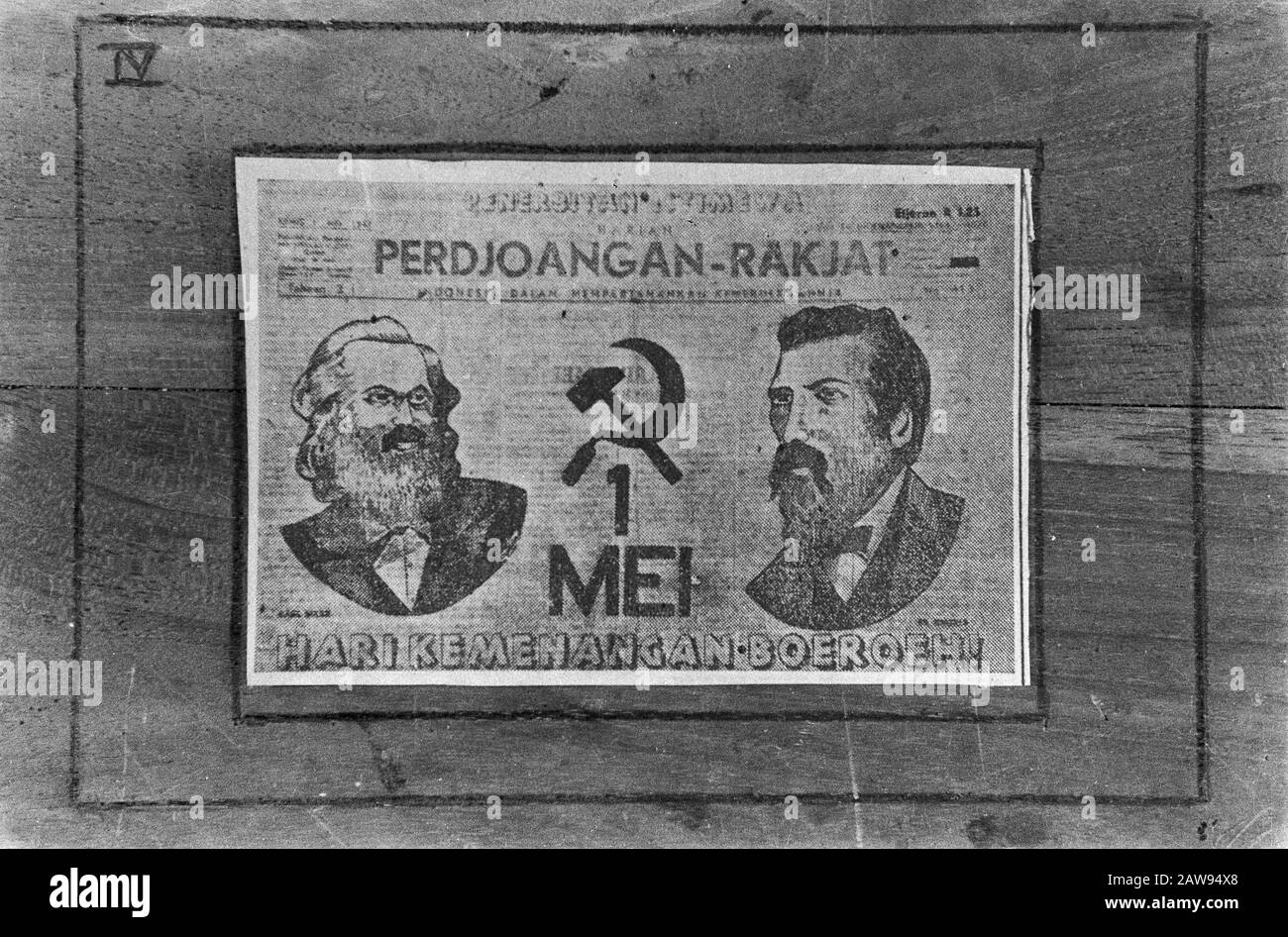 Poster. Im Hintergrund einer Zeitung druckte ein kommunistischer Aufruf Perdjoangan-Rakjat. Mai. Hari Kemenangan Boeroeh Datum: 01.01.1947 Ort: Indonesien Niederländische Ostindien Stockfoto