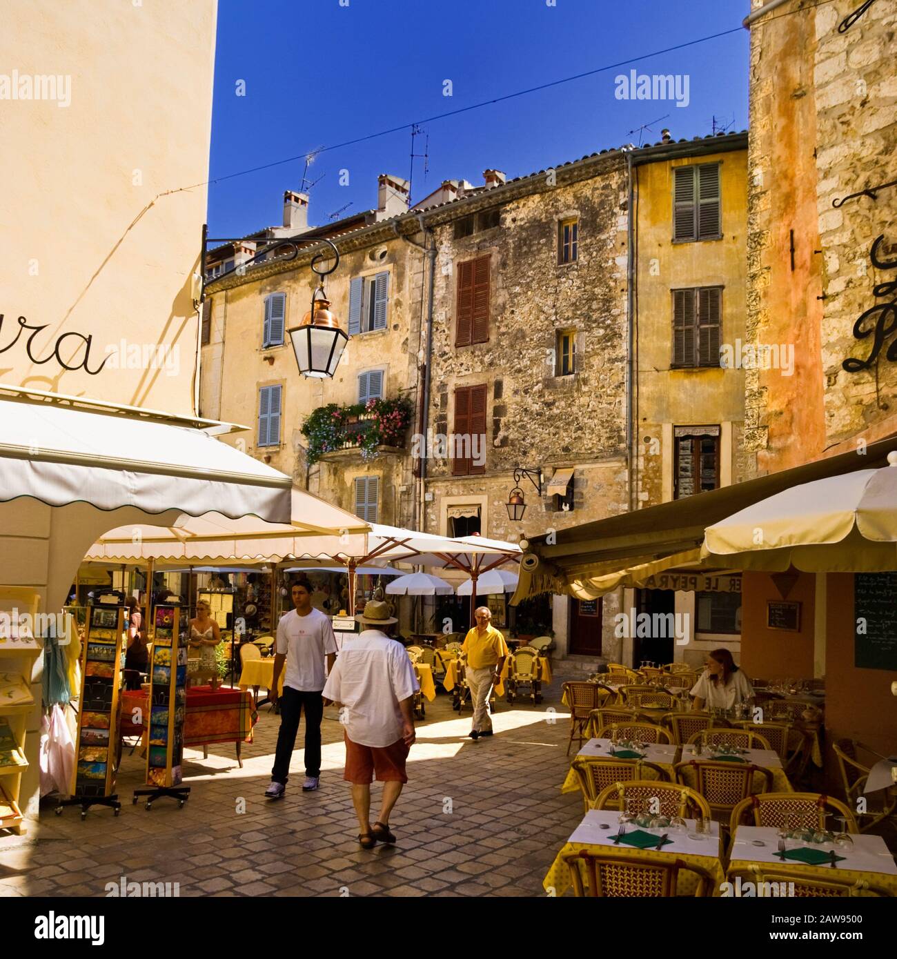 Provence, Frankreich. Altstadt von Vence, der Marktplatz mit Pflasterkaffees und Bars in Vence, Côte d'Azur, Provence, Süd-Frankreich Stockfoto