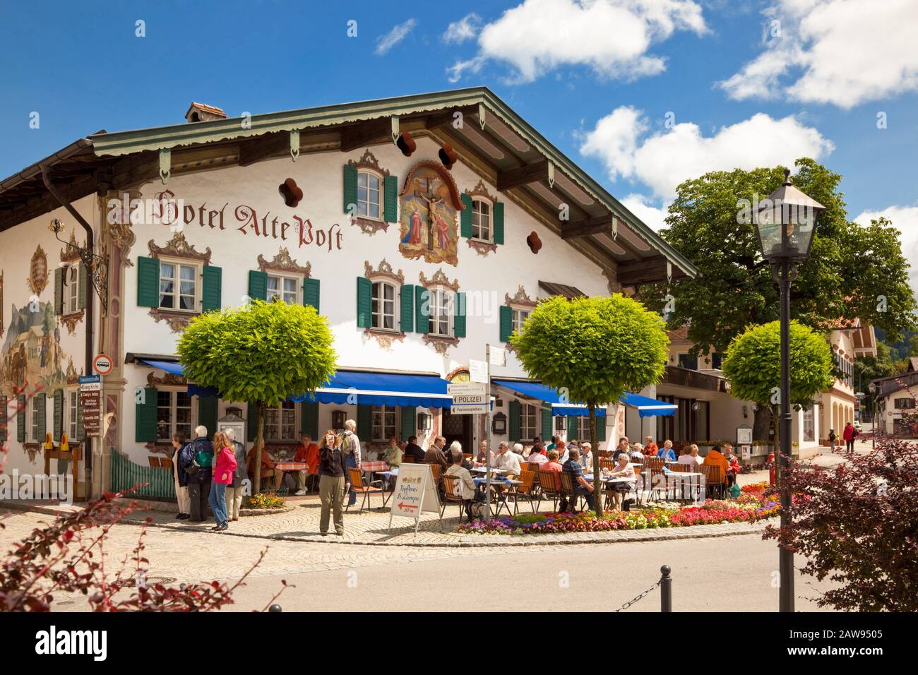 Oberammergauer Straßenszene mit Menschen in einem Straßencafé, Bayern, Deutschland im Sommer Stockfoto