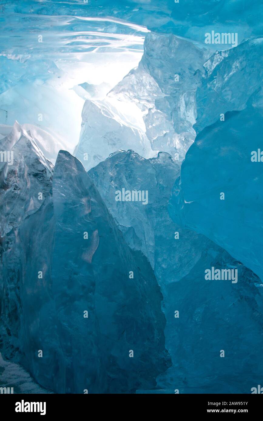 Blauer Eisgletscher. Blick ins Eisinnere des Gletschers. Stockfoto