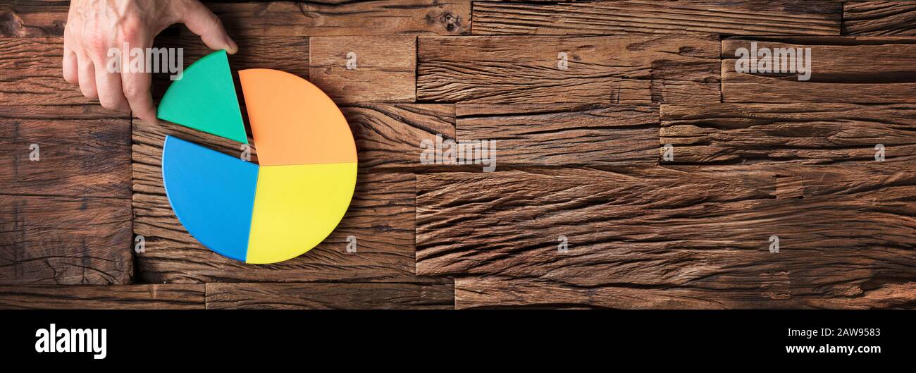 Unternehmer setzen ein letztes Stück in Kreisdiagramm Stockfoto