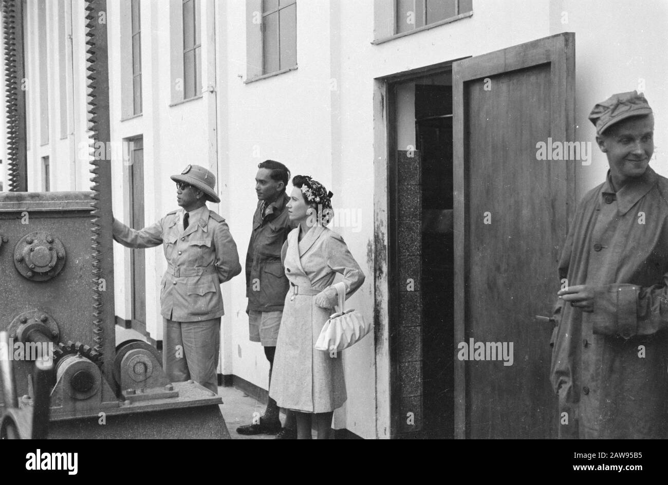 Pare-Pare in Makassar Pare-Pare in Makassar: Soekawati, präsident von Ostindonesien, besuchte zusammen mit seiner Frau die Kunstwerke im Sadang-Fluss und im Kraftwerk Saweto. Präsident Soekawati erklärt das Datum des Weir: Januar 1948 Ort: Indonesien Niederländische Ostindien Stockfoto