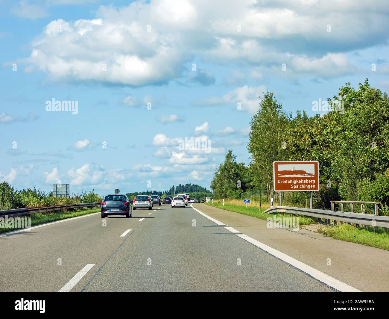 Hinweisschild "Reifgheitsberg Spaichingen" an der Autobahn, deutsche Autobahn Stockfoto