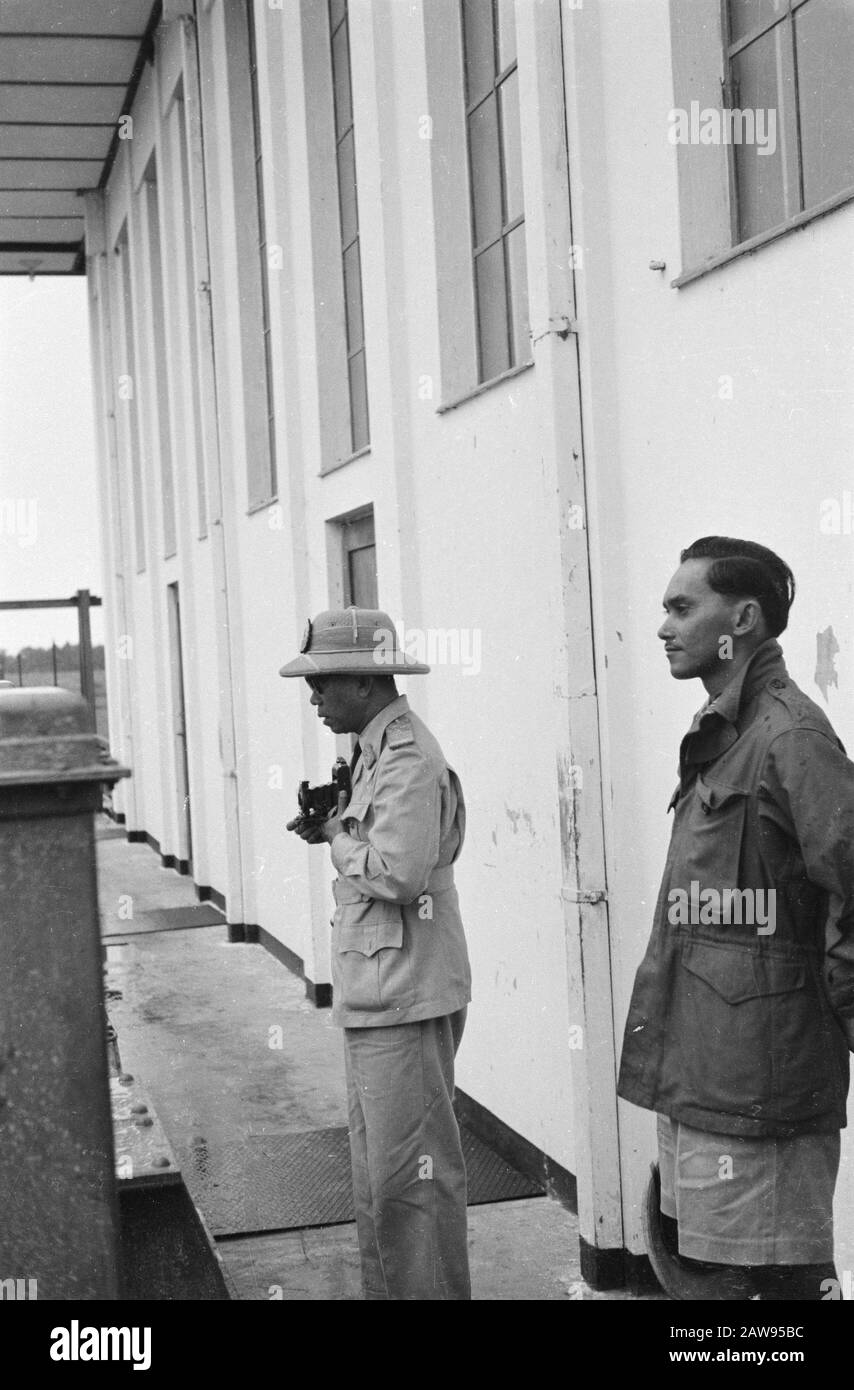 Pare-Pare in Makassar Pare-Pare in Makassar: Soekawati, präsident von Ostindonesien, besuchte zusammen mit seiner Frau die Kunstwerke im Sadang-Fluss und am Kraftwerk Saweto Datum: Januar 1948 Standort: Indonesien Niederländische Ostindien Stockfoto