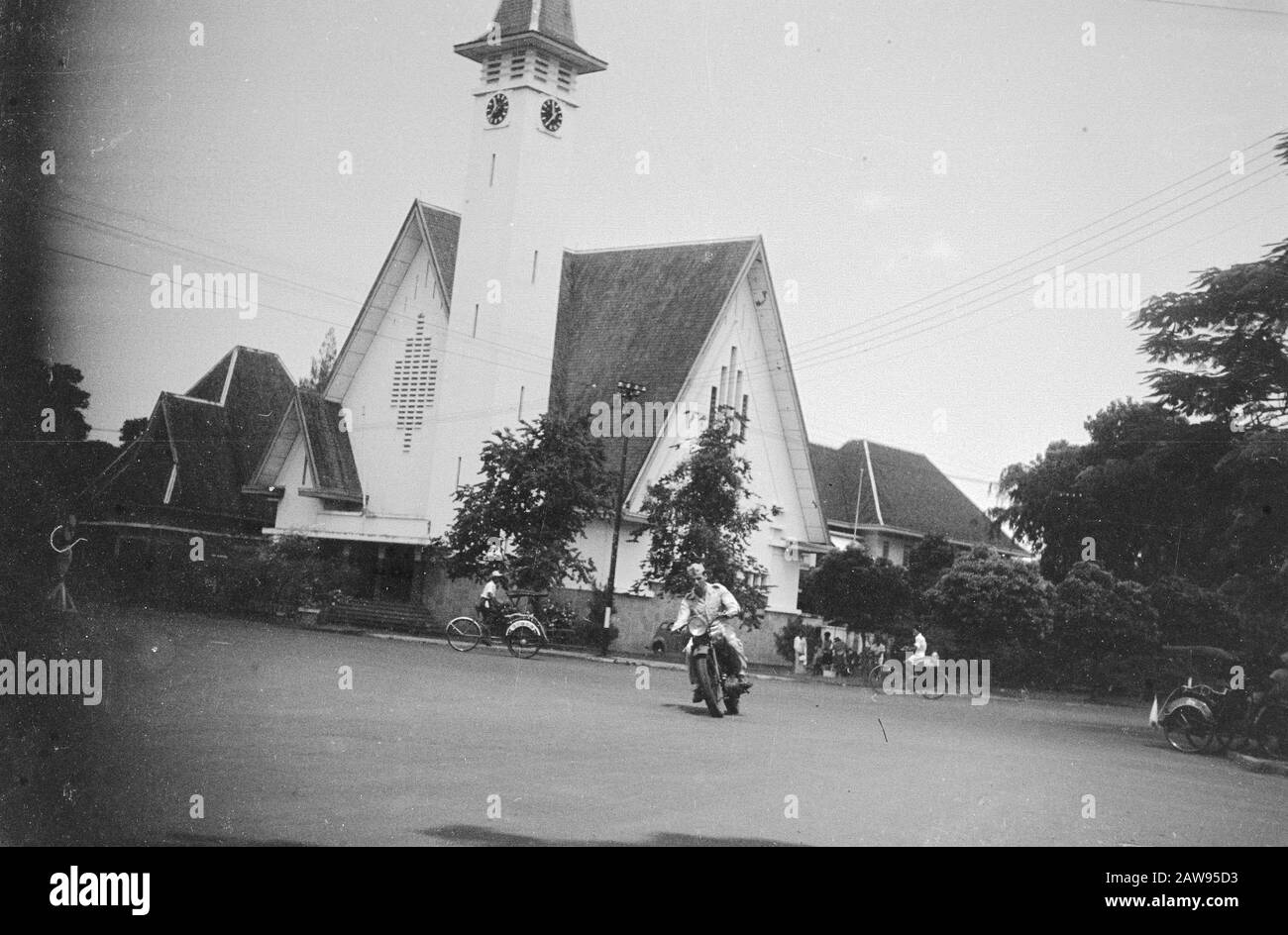 Militär auf Motorrad auf Burg. Bishop Square Batavia Anmerkung: An der Ecke der Nassauischen Kirche (heute St. Paul's Church) Datum: 01.01.1947 Ort: Indonesia Dutch East Indies Stockfoto