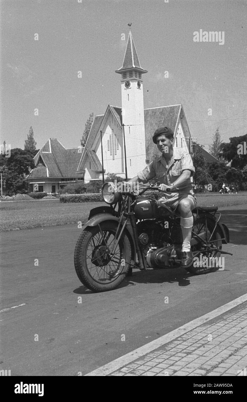 Militär auf Motorrad auf Burg. Bishop Square Batavia Anmerkung: An der Ecke der Nassauischen Kirche (heute St. Paul's Church) Datum: 01.01.1947 Ort: Indonesia Dutch East Indies Stockfoto