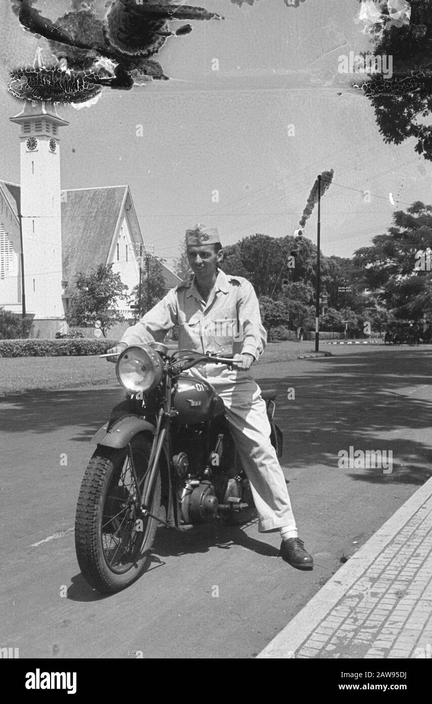 Militär auf Motorrad auf Burg. Bishop Square Batavia Anmerkung: An der Ecke der Nassauischen Kirche (heute St. Paul's Church) Datum: 01.01.1947 Ort: Indonesia Dutch East Indies Stockfoto