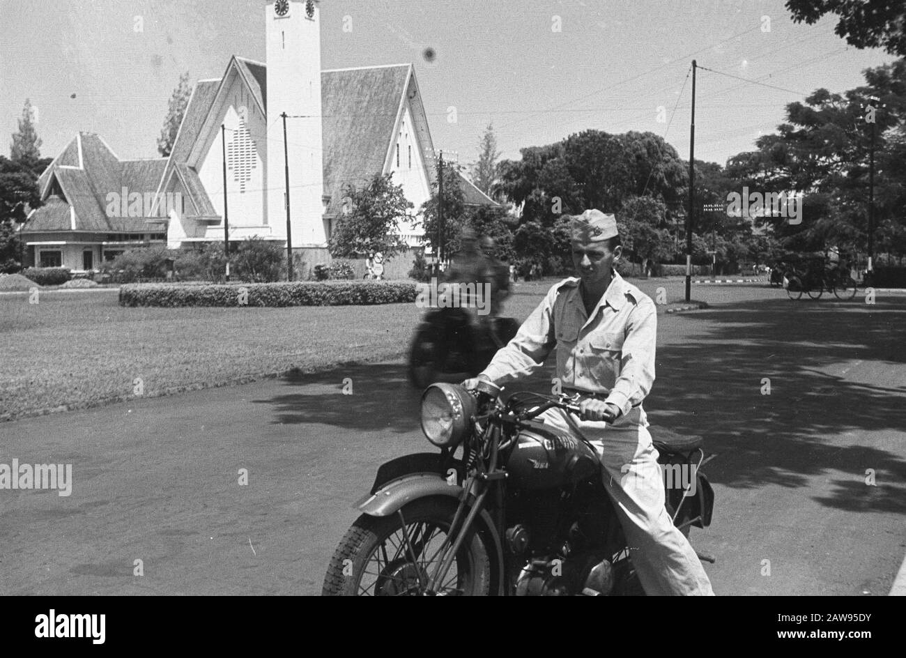 Militär auf Motorrad auf Burg. Bishop Square Batavia Anmerkung: An der Ecke der Nassauischen Kirche (heute St. Paul's Church) Datum: 01.01.1947 Ort: Indonesia Dutch East Indies Stockfoto