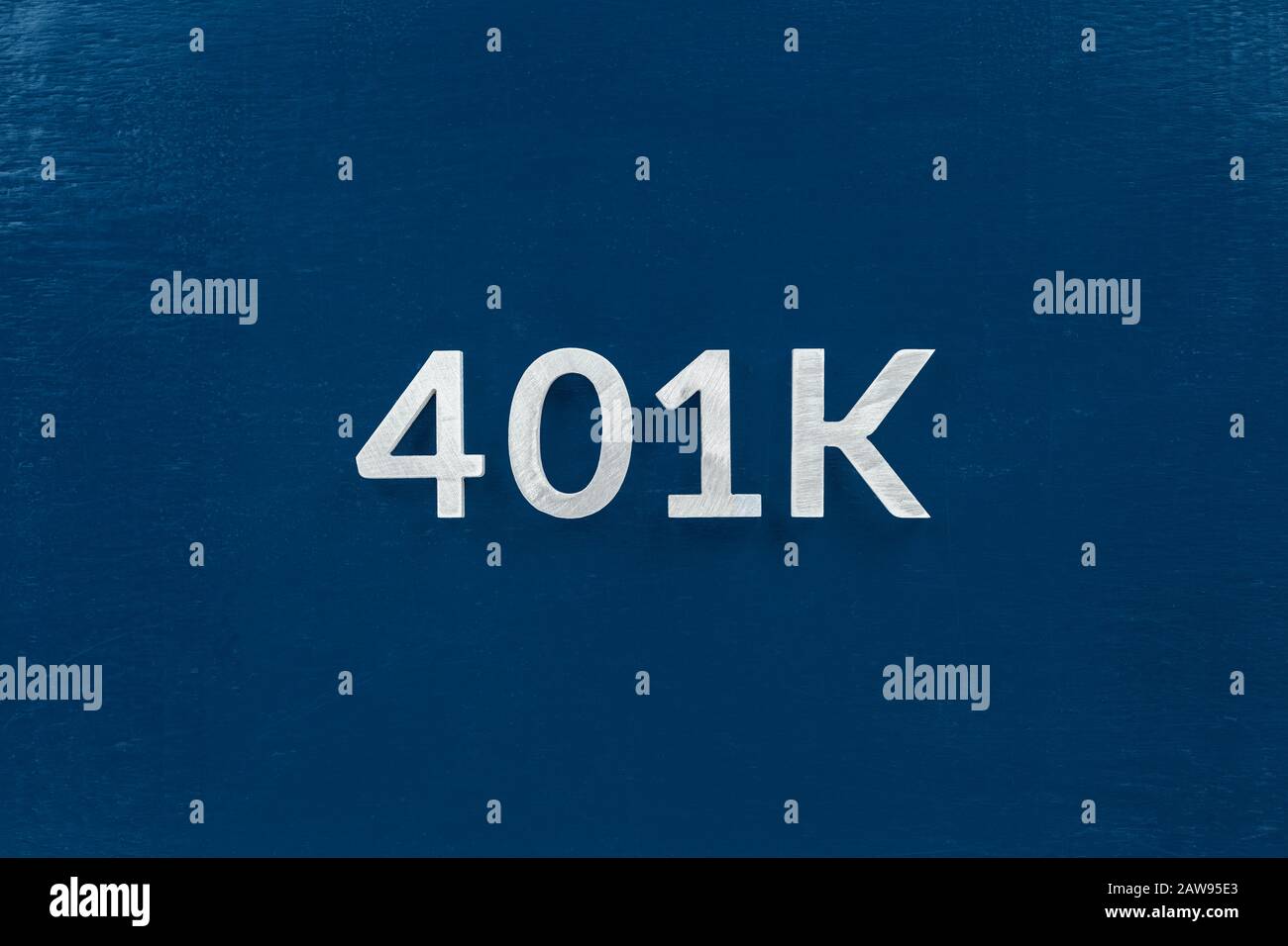 Das Wort 401k mit silberfarbenen Buchstaben aus gebürstetem Metall auf der klassischen blauen Oberfläche - zentriert in flacher Lage direkt über der Perspektive. Beliebte US-Pensionspla Stockfoto Das Wort 401k mit silberfarbenen Buchstaben aus gebürstetem Metall auf der klassischen blauen Oberfläche - zentriert in flacher Lage direkt über der Perspektive. Beliebte US-Pensionspla Stockfoto
