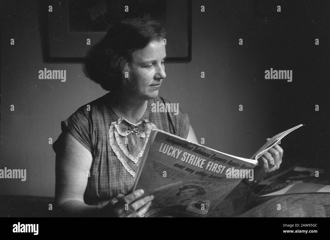 Porträt einer Frau mit einer niederländischen Zeitschrift Datum: 01.01.1947 Ort: Indonesien Niederländische Ostindien Stockfoto