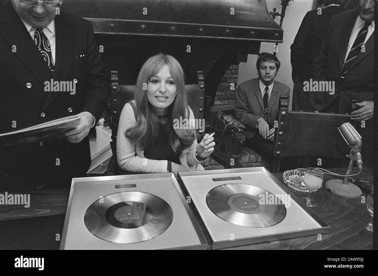 Liesbeth List erhält goldene LPs; Liesbeth List Datum: 14. Oktober 1970 Personenname: List, Liesbeth Stockfoto