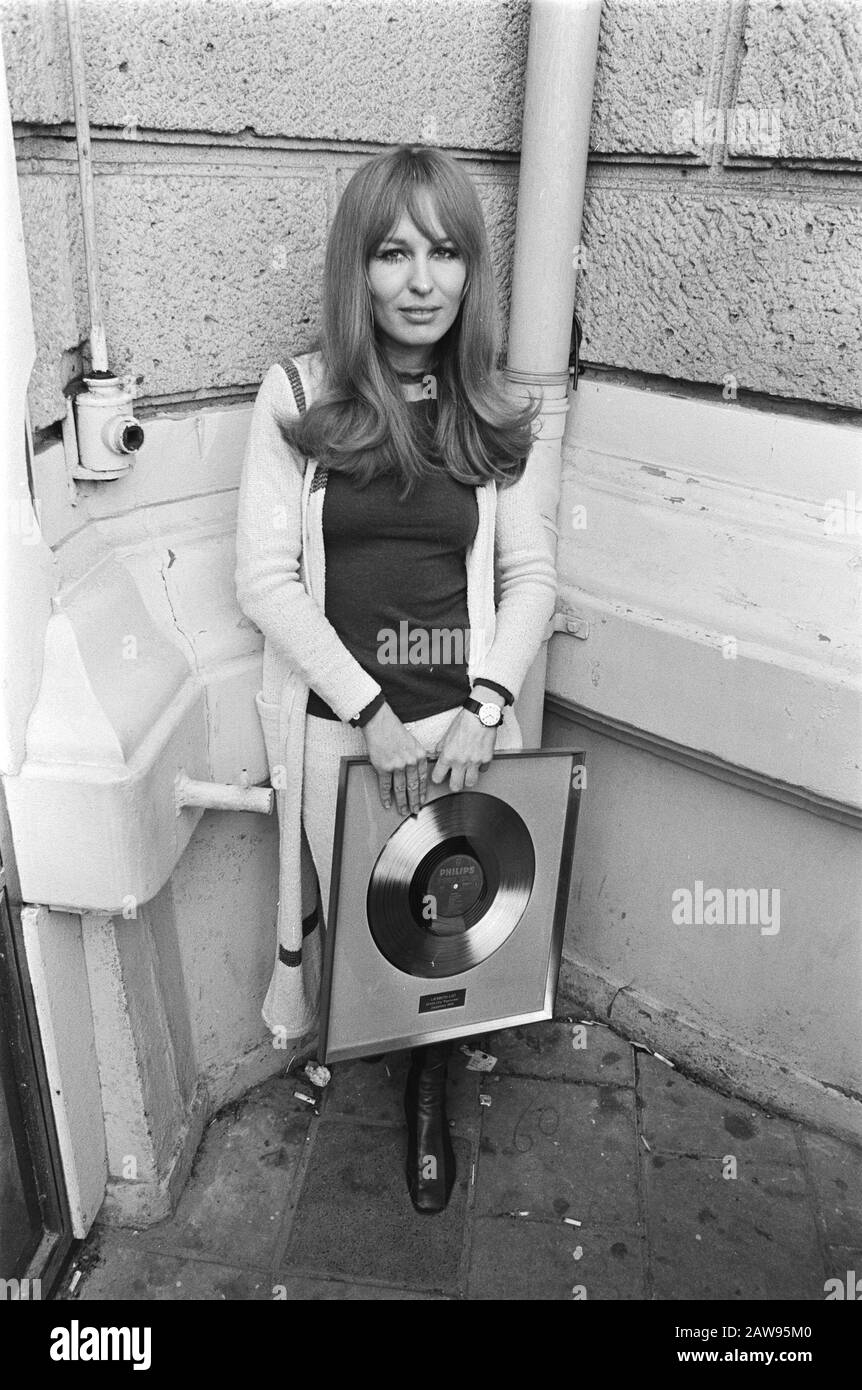 Liesbeth List erhält goldene LPs; Liesbeth List Datum: 14. Oktober 1970 Personenname: List, Liesbeth Stockfoto