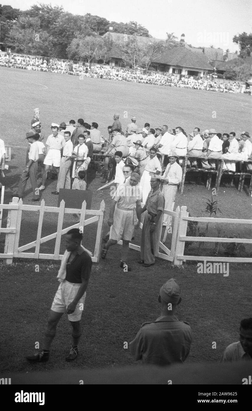 Medan. 50-jähriges Jubiläum der Königin Wilhelmina. Stimmt Überein. Spieler, die nach einem Fußballspiel ausscheiden. Am Tor steht ein Mann mit einem falschen Bart Datum: 31. August 1948 Ort: Indonesien, Medan, Niederländische Ostindien, Sumatra Stockfoto