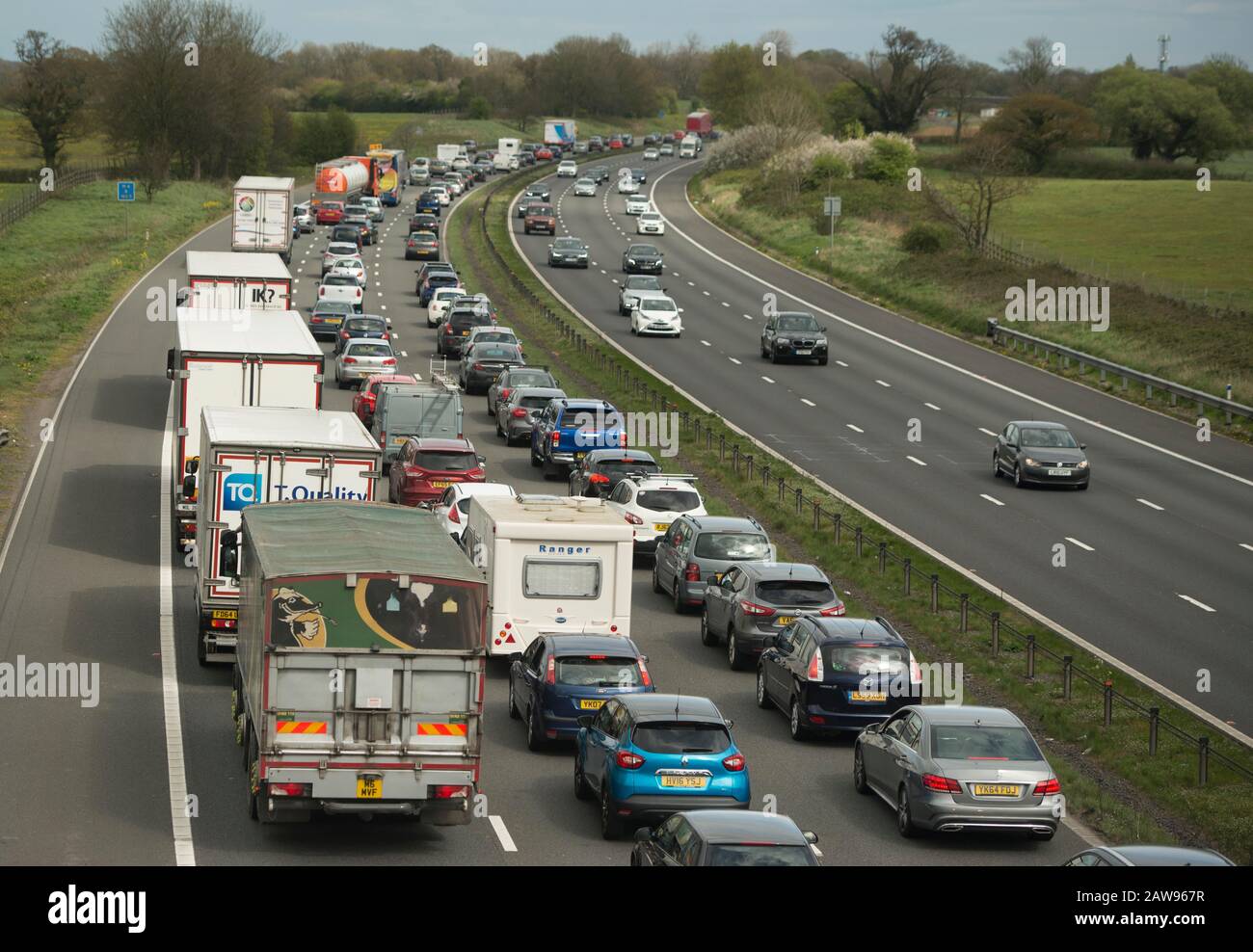 Verkehr In South West auf der M4 in der Nähe von Chippenham, Wiltshire Stockfoto