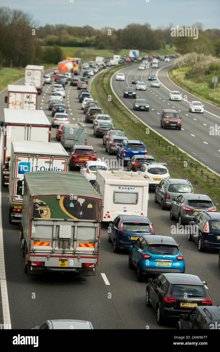 Verkehr In South West auf der M4 in der Nähe von Chippenham, Wiltshire Stockfoto