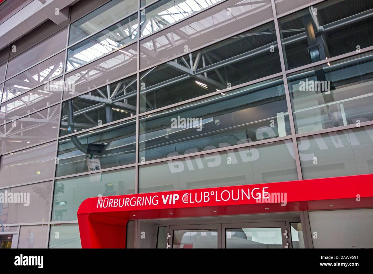 Nurburg, Deutschland - 20. Mai 2017: Race Track Nurburgring VIP Club Lounge Eingang - Glasfassade Stockfoto