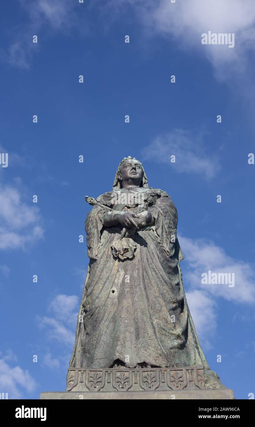 Die Bronzestatue der Königin Victoria enthüllte am 31.12.1902 ein Einschussloch, das von einem feindlichen Bomber im zweiten Weltkrieg, dem Warrior Square, Hastings, Großbritannien, zurückgelassen wurde Stockfoto