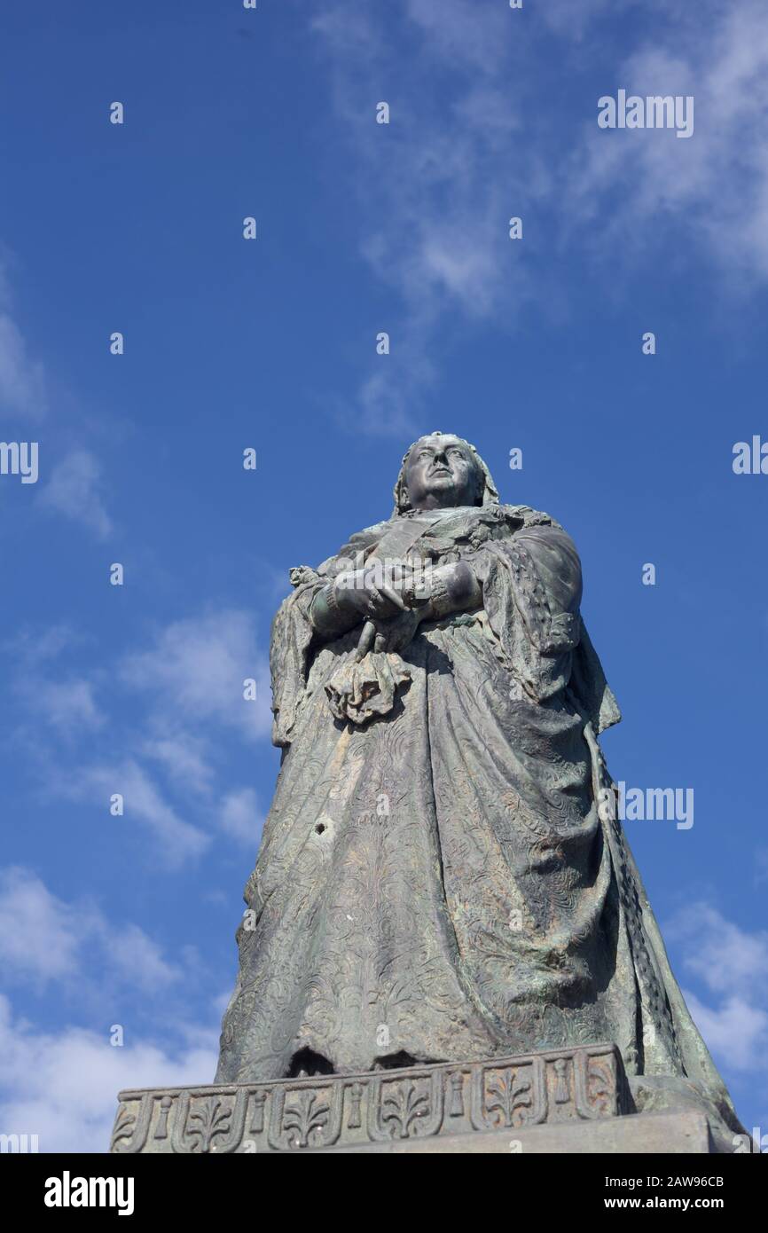 Die Bronzestatue der Königin Victoria enthüllte am 31.12.1902 ein Einschussloch, das von einem feindlichen Bomber im zweiten Weltkrieg, dem Warrior Square, Hastings, Großbritannien, zurückgelassen wurde Stockfoto