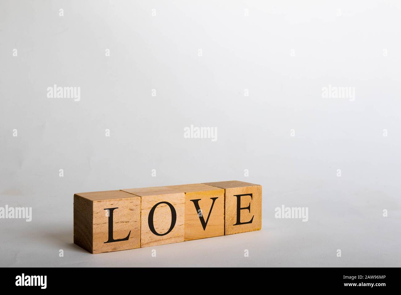 Holzwürfel mit Schriftzug "Love". Leben oder politisches Konzept Stockfoto