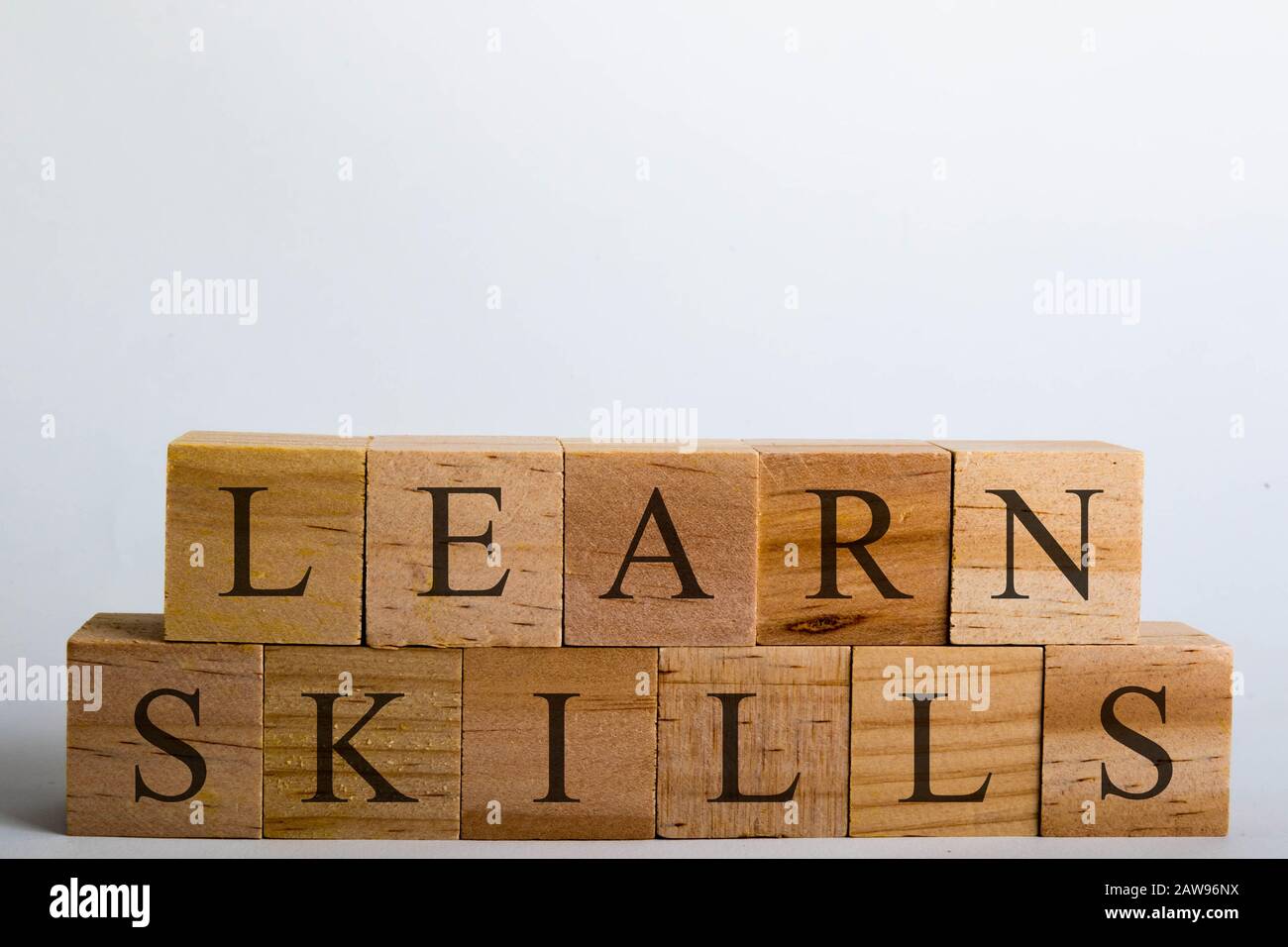 Holzwürfel mit Schriftzügen Erlernen Fähigkeiten. Business-, Schul- oder Politkkonzept Stockfoto