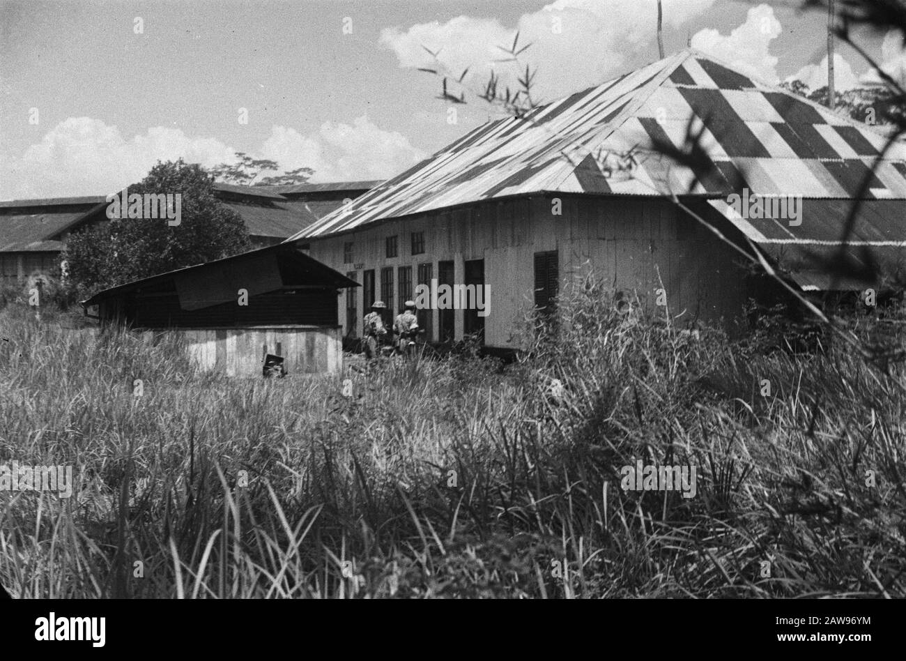 Action Medan (III) Medan, der Feind hat sich in einem Godown versteckt, aber die Infanterie nähert sich dem Gebäude und durchsucht jeden Winkel und jeden Winkel Datum: Juli 1947 Ort: Indonesien, Niederländisch-Ostindien, Sumatra Stockfoto