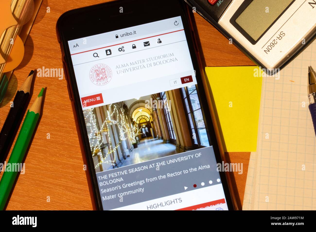 Sankt Petersburg, Russland - 10. Januar 2020: Telefonbildschirm mit Alma Mater Studiorum - Webseite der Universität Bologna. Hochschulzulassung Stockfoto