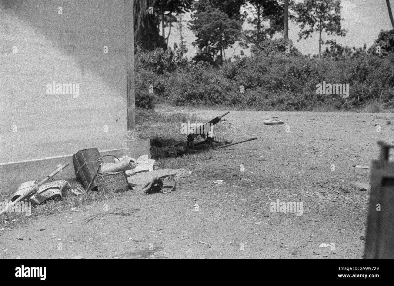 Action Medan (III) Medan: In einer Straßenwende wurde ein Maschinengewehr gefunden. Panzer griffen an, später bewiesen viele Extremisten hier Streit. Unter den Toten wurden zwei Japaner gefunden, während ein Drittel gefangen genommen wurde. Hier [um die Ecke, siehe Fortsetzungsfoto-Serie] sehen wir die schrecklichen Auswirkungen von Armor Gun, die eine Granate abgefeuert hat, die anscheinend in einem Munitionskasten endete. Datum: Juli 1947 Ort: Indonesien, Niederländisch-Ostindien, Sumatra Stockfoto