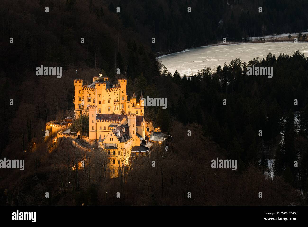 Schloss Hohenschwangau in der Dämmerung, bei Hohenschwangau, OstAllgau, Bayern, Deutschland. Stockfoto