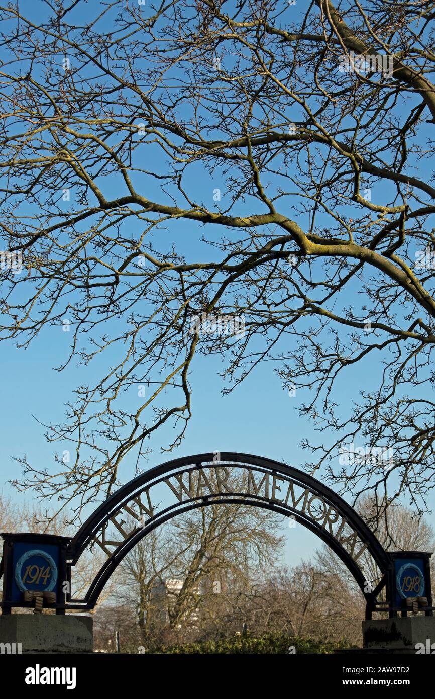 Eingangstor zum kew war Memorial, einem Gedenkgarten aus dem Jahr 1927 zur Erinnerung an die Gefallenen des ersten Weltkriegs, in kew im Südwesten londons, england Stockfoto