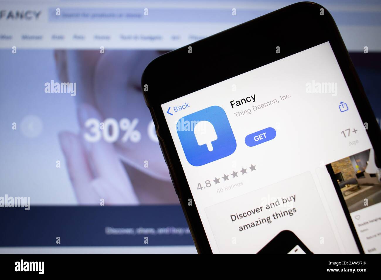 Petersburg, Russland - 10. Januar 2020: Mobiltelefon mit Fancy Symbol auf dem Bildschirm Nahaufnahme mit Website auf Laptop, Illustrative Editorial Stockfoto