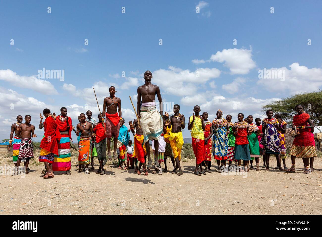 Samburu-Krieger in lokalen Kleidern, die lokalen Tanz in Samburu, Kenia ausführen Stockfoto