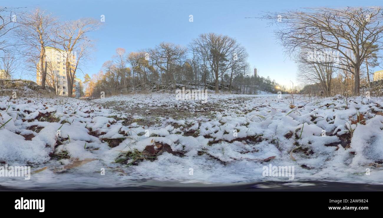 360 VR - Snowy-Waldpark, blauer Himmel und Apartmenthaus Stockfoto