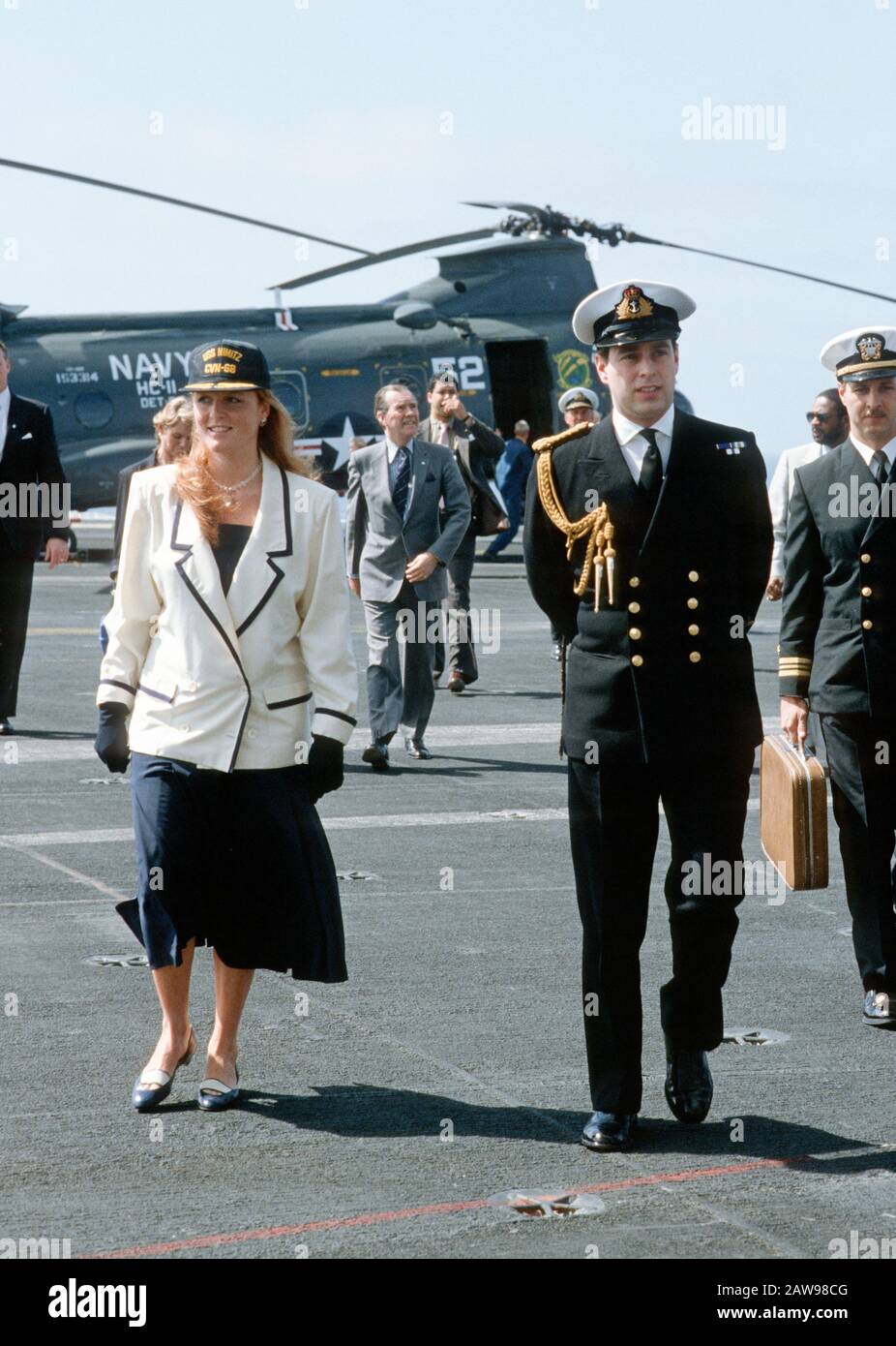 Sarah Ferguson, Duchess of York und Prince Andrew an Bord der USS Nimitz, Los Angeles, Vereinigte Staaten von Amerika Februar 1988 Stockfoto