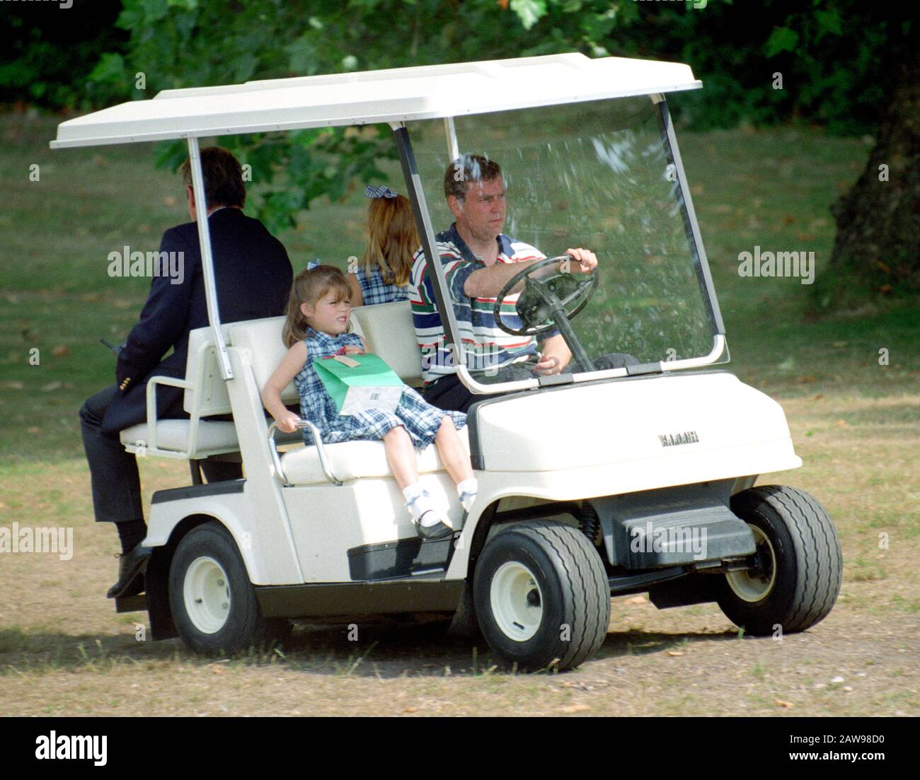 Prinz Andrew, Herzog von York, fährt seine Tochter Prinzessin Eugenie bei einem Golfereignis zur Unterstützung der Motoneuronee-Krankheit im Wentworth Golf Club, England Stockfoto