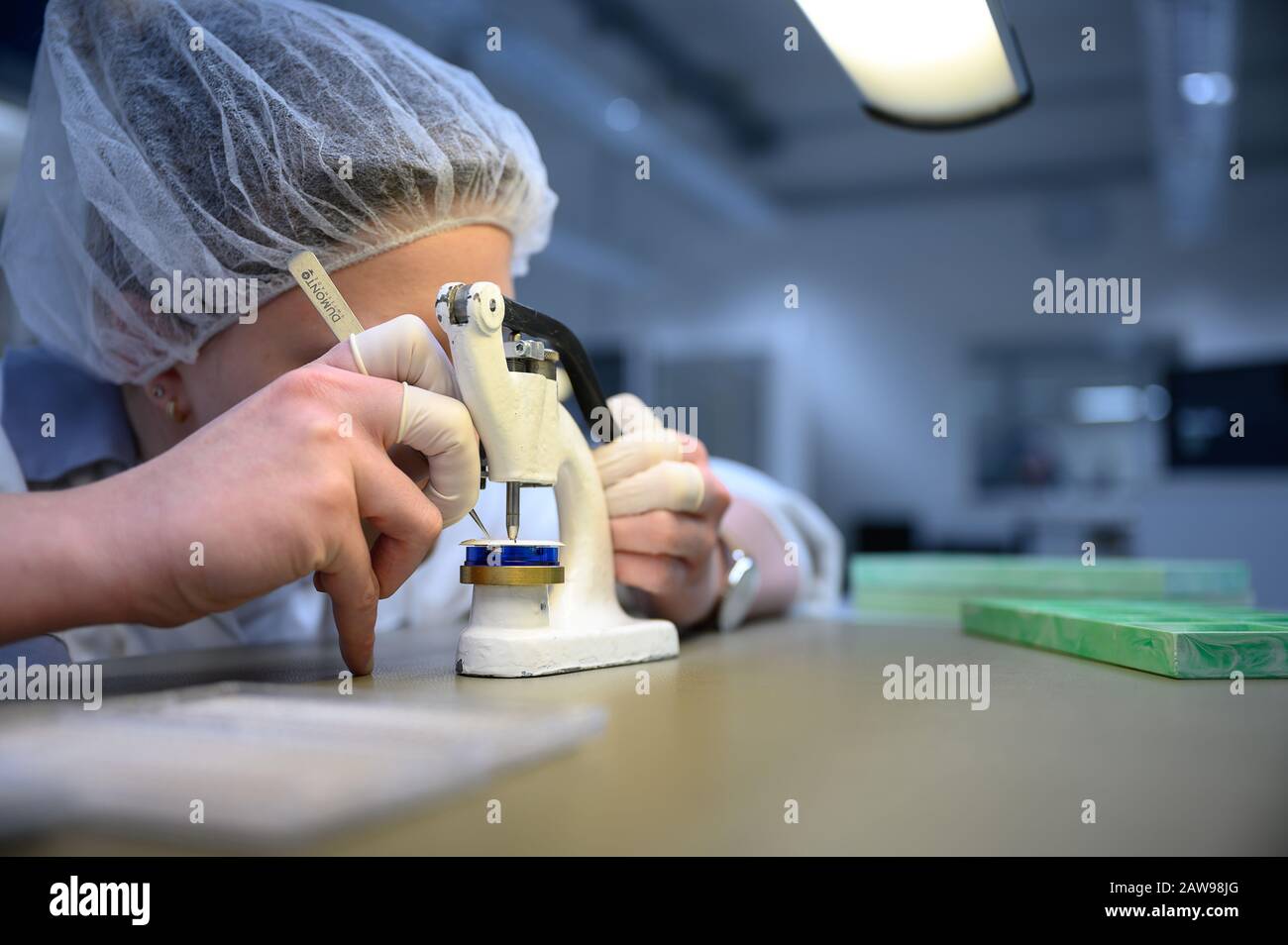 Schramberg, Deutschland. Februar 2020. Ein Mitarbeiter in der Produktionsabteilung des Uhrenherstellers Junghans steckt eine Hand in eine Uhr. Credit: Sebastian Gollnow / dpa / Alamy Live News Stockfoto