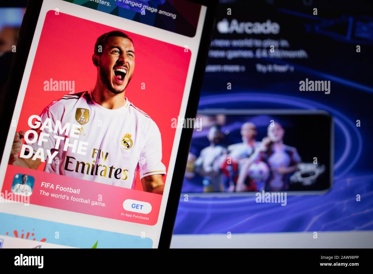 Sankt Petersburg, Russland - 10. Januar 2020: Handy mit FIFA Fußball-Symbol auf dem Bildschirm Nahaufnahme mit Website auf Laptop, Illustrative Editorial Stockfoto