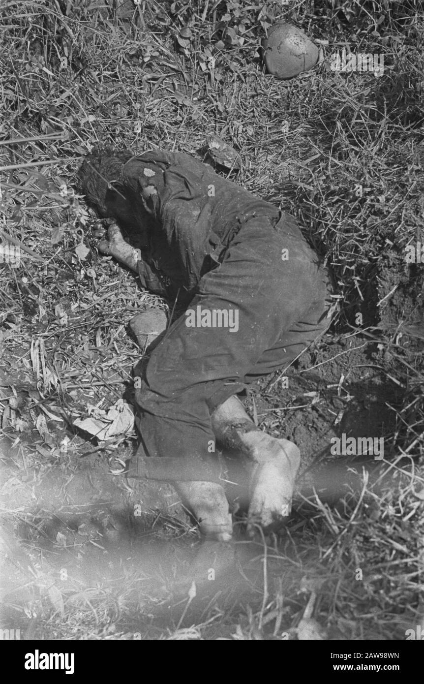 Fotoreportage in der Nähe von Buitenzorg-Leiche eines Toten in der Gras-Anmerkung: Es ist nicht klar, ob es sich um einen niederländischen Soldaten handelt. Er trägt keine Schuhe Datum: Januar 1947 Ort: Bogor, Indonesien, Java, Niederländisch-Ostindien Stockfoto