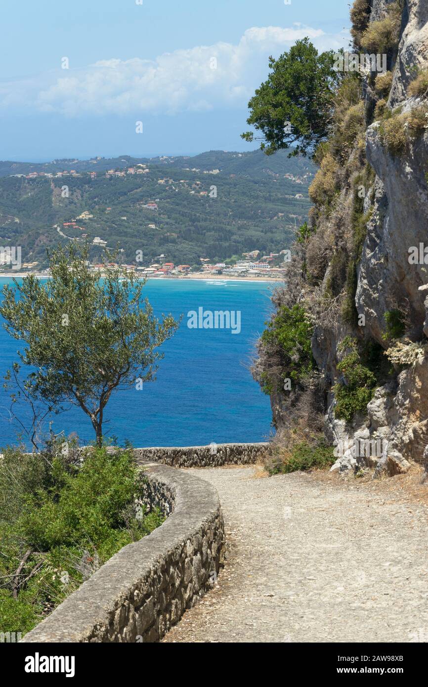 Corfu Pfad Esel Pfad tp Dorf Agios Georgios Pagon aus Paleokastritsa hinter der Küste und der griechischen SommerNatur. Stockfoto