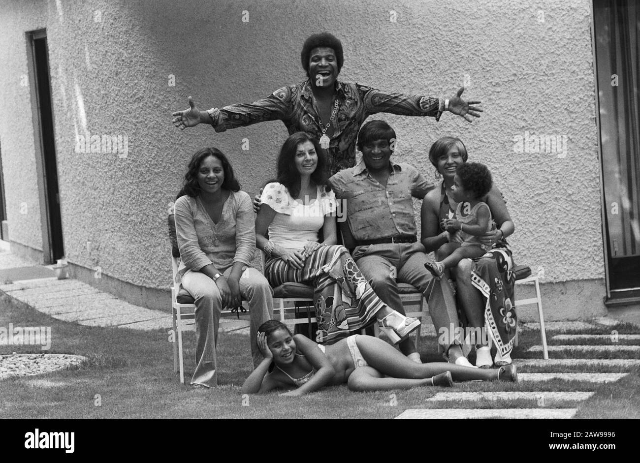 Roberto Blanco mit Ehefrau Mireille and Familie, Deutschland um 1978. Roberto Blanco und seine Frau Mireille und Familie, Deutschland um 1978. Stockfoto